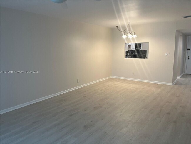 Building Photo - 5525 N Lakewood Cir