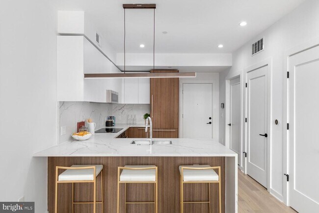 Building Photo - Modern 2BR/2BA with High Ceilings, W&D, Roommate-Friendly Floorplan