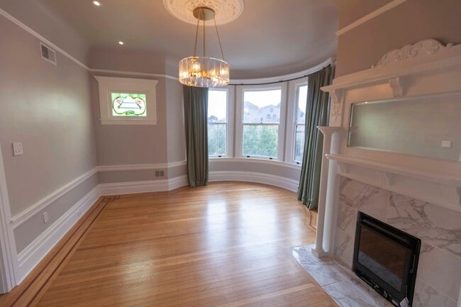Building Photo - Beautifully Remodeled 3BR 2BA Top Floor Condo in Presidio Heights