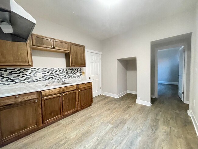 Primary Photo - 2259 Loth St