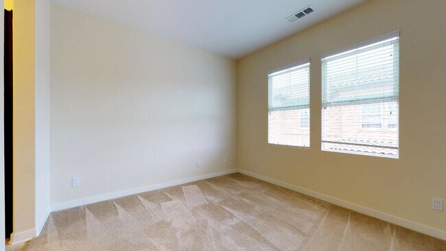 Building Photo - 3bedroom 3 bath home in the Solaire Commun...