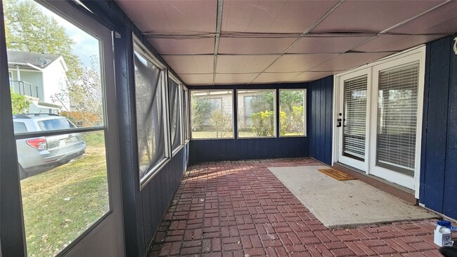 Building Photo - 33 April Point Dr N