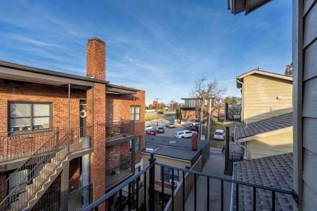 Building Photo - Luxurious townhouse on Cherry St!