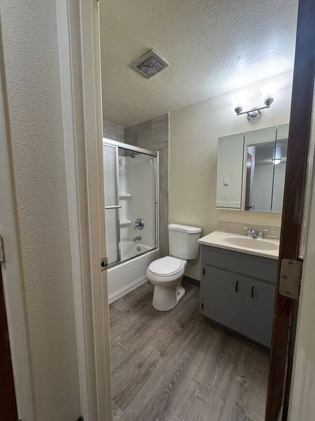 Building Photo - (CAM 10)  Very Nice Large 1 bed Apt - Close to U of O