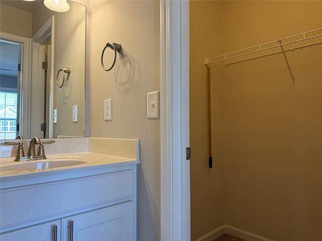 Building Photo - 414 Spring View Dr