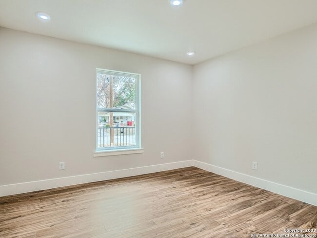 Building Photo - 839 Oasis St