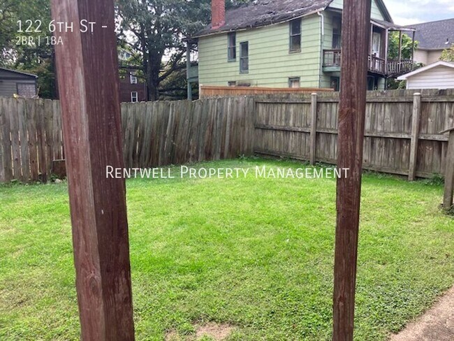 Building Photo - 122 6th St