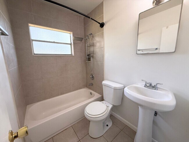 Building Photo - *Move-In Special!* - Sweet 3/1 Ranch Style Home in Arlington