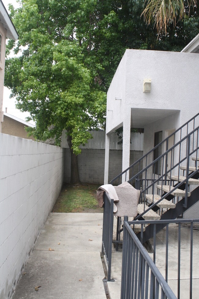 Building Photo - 20703 Roseton Ave