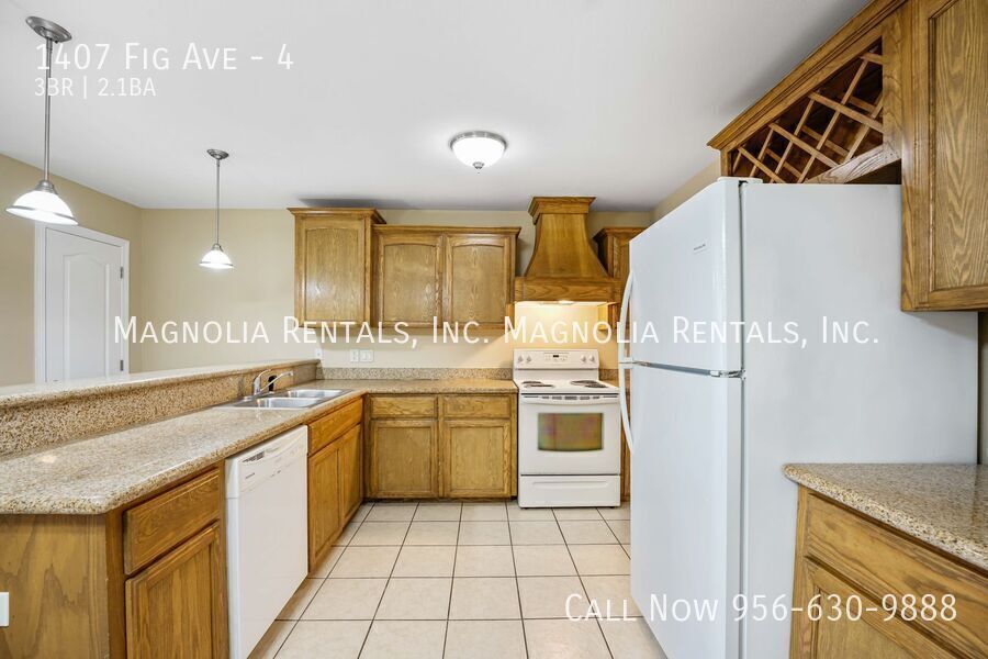 Building Photo - 1407 W Fig Ave