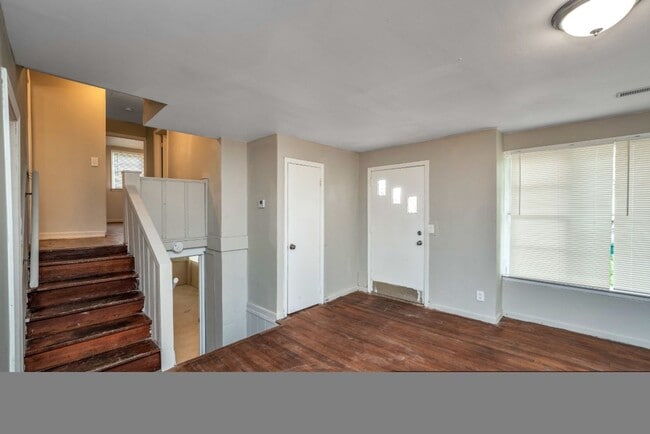 Building Photo - Don’t Miss This Beautifully Renovated Home...
