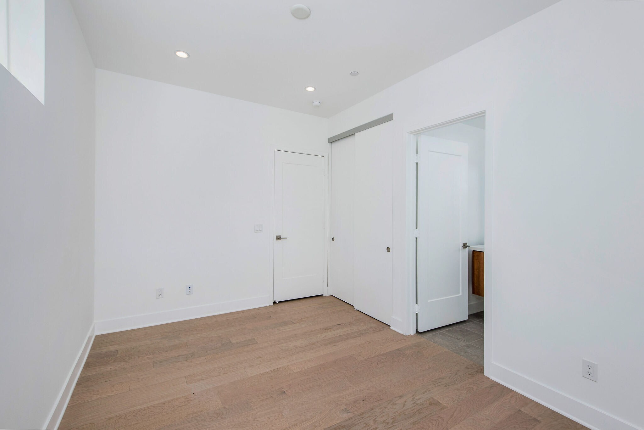 Building Photo - 857 1/2 Hyperion Ave