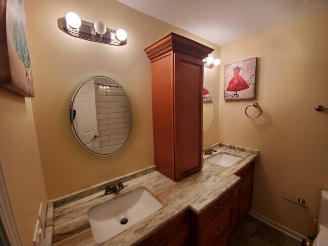 Building Photo - 8 E Harbor Dr