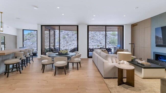Building Photo - 5000 N Camelback Rdg Dr