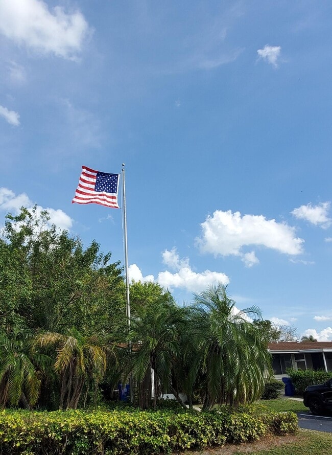 Building Photo - 530 7th Pl