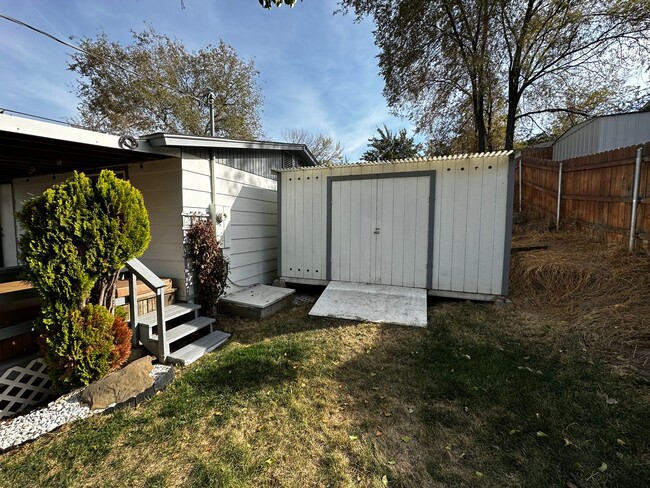 Building Photo - 2 Bedroom 1 Bath Single Family Home w/Atta...