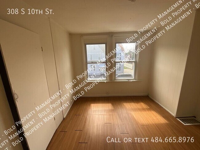 Building Photo - 308 S 10th St