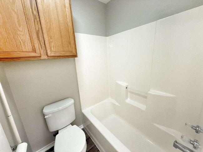 Building Photo - Spacious 3 Bedroom, 2 Bath Duplex with 1-C...