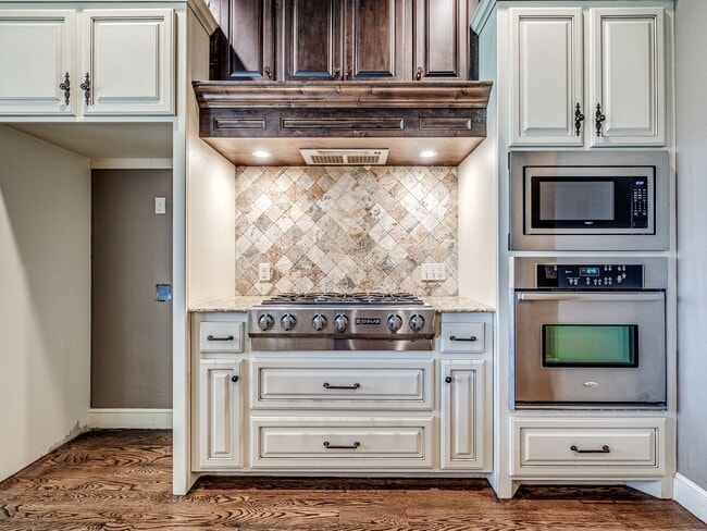 Building Photo - Luxury Edmond Townhome Overlooking Waterfa...