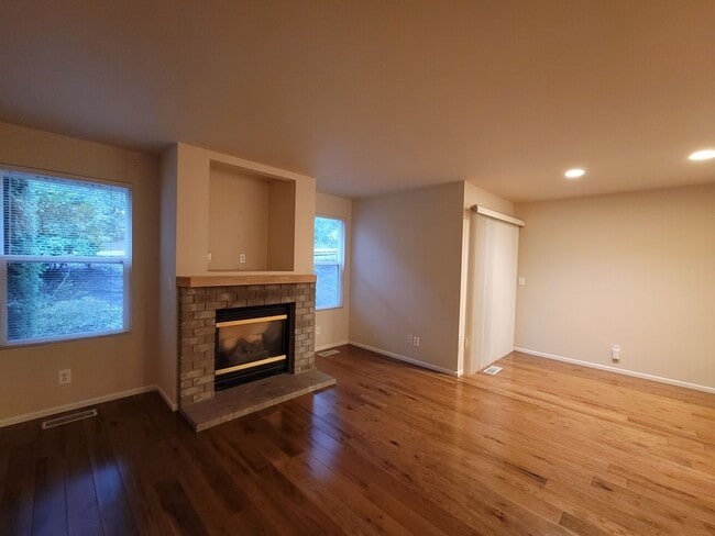 Building Photo - 2 Bedroom Townhome in Desirable Summerwind!