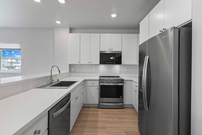 Building Photo - Modern Townhome Living in Ho’opili