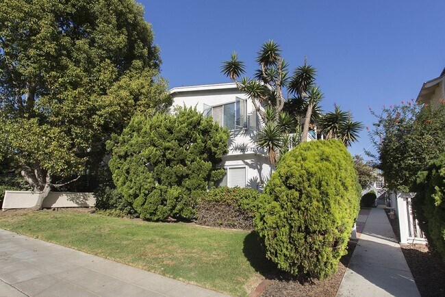 Building Photo - La Jolla / Village Area - Upstairs One Bedroom in the Village!