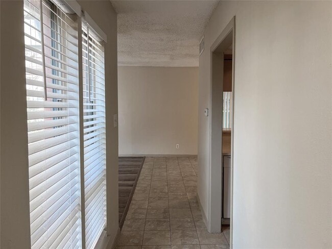 Building Photo - 7206 Creekside Dr