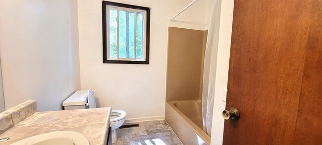 Building Photo - 2 BR Duplex in Convenient Neighborhood - PET FRIENDLY