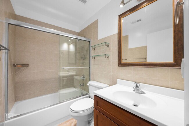 Building Photo - 1449 Quaker Ln