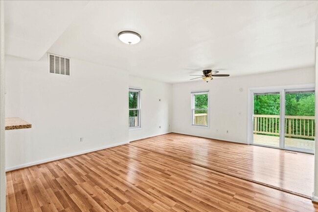 Building Photo - Charming 3-Level Townhome
