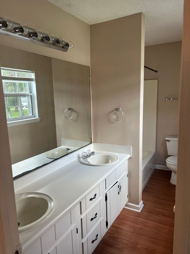 Building Photo - Two Story 3 Bed 2.5 Bath Available Early S...