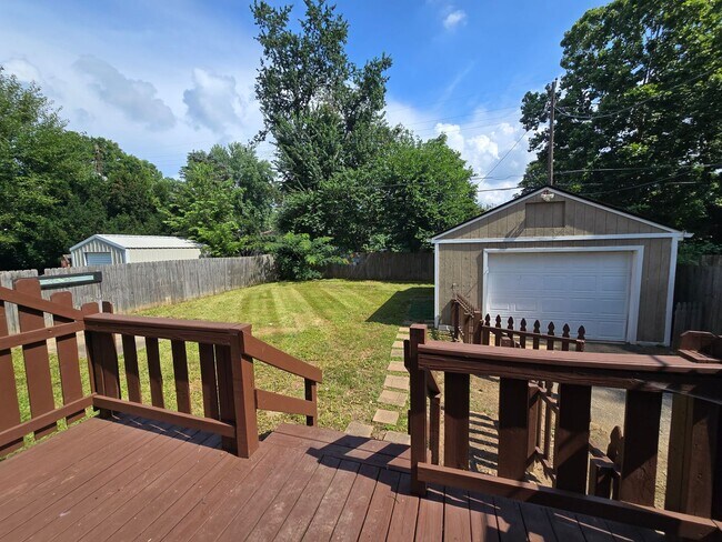 Building Photo - YOU CAN STOP YOUR SEARCH! Jeffersontown / Jtown Rental with 3 Bedrooms, 1 Full Baths, Ranch, 1 Ca...