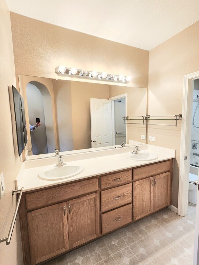 Building Photo - Spacious Townhouse in San Mateo