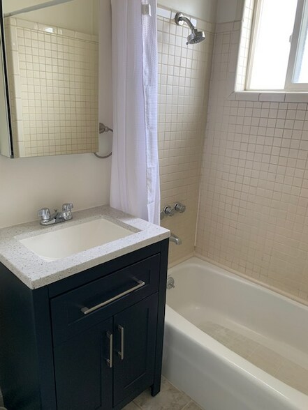 Building Photo - 836 S Park View St