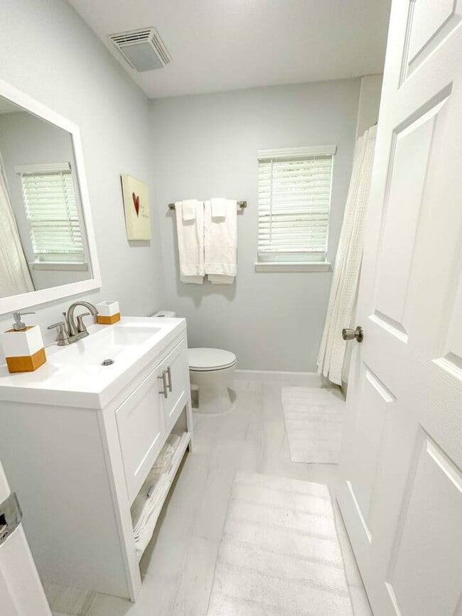 Building Photo - 1004 SE 7th Ave