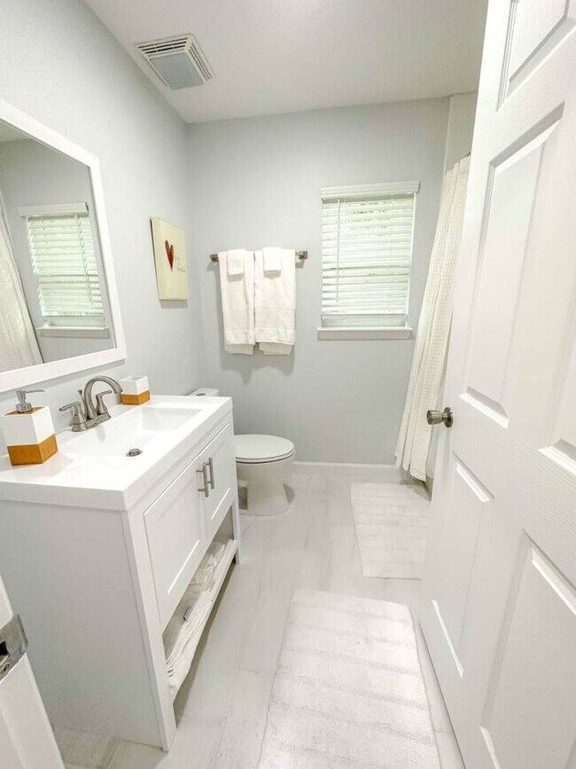 Building Photo - 942 SE 7th Ave