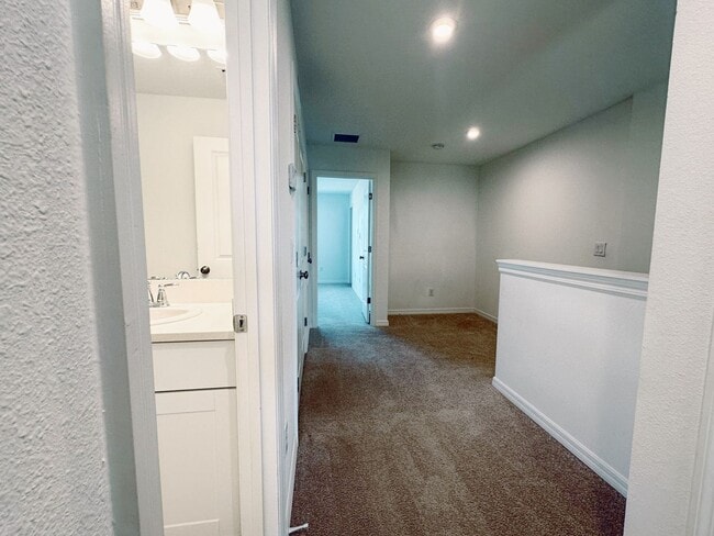 Building Photo - Beautifully maintained 3/2.5 townhome and community with pool!