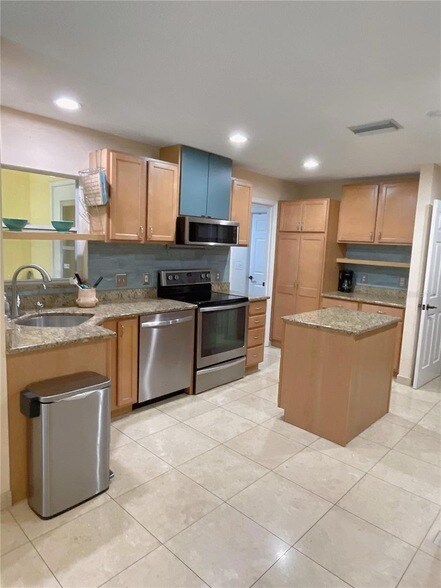 Building Photo - 4489 Oak View Dr