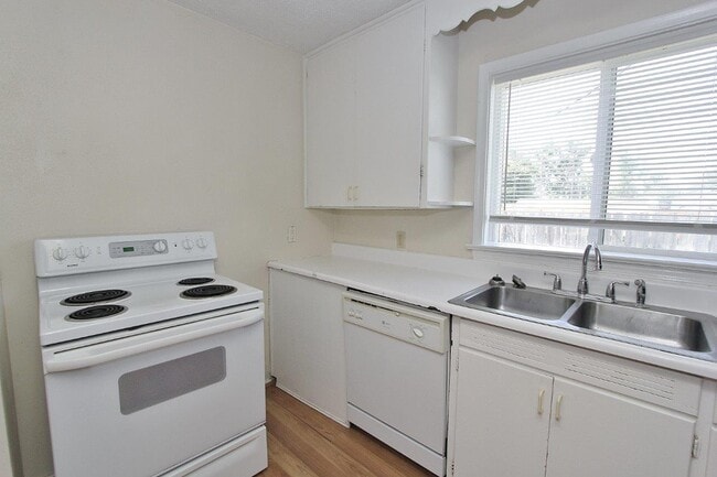Building Photo - 1311 4th St N