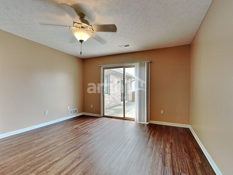 Building Photo - 160 Concord Farm Rd