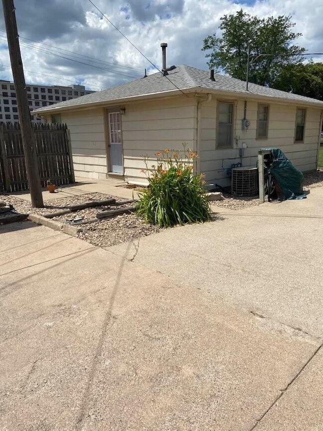 Building Photo - 710 N Kansas Ave