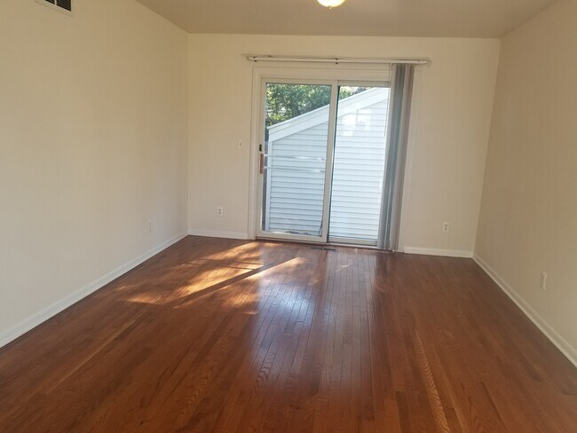 Dining RM - 1333 W Lake Lansing Rd