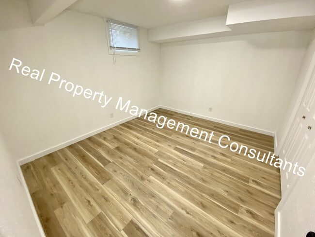 Building Photo - 2203 Twin Oaks Dr
