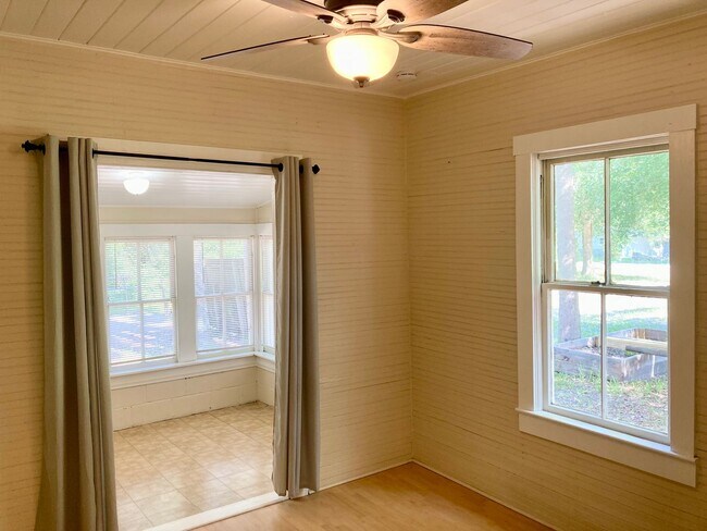 Building Photo - Crystal River Cottage!