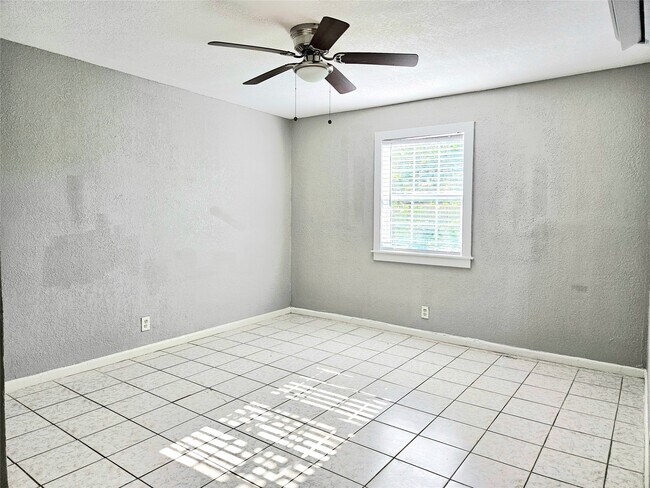 Building Photo - 1109 Broadway Avenue J