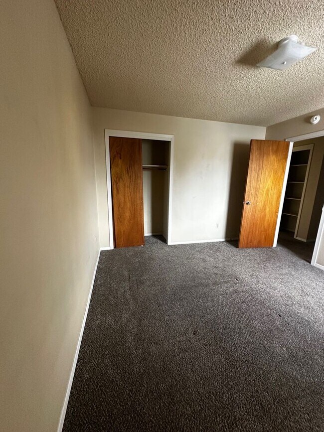 Building Photo - 4 Bedroom Condo near campus