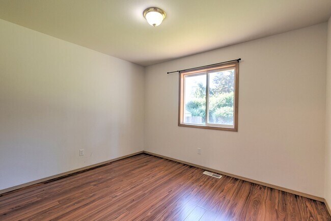 Building Photo - 3 Bedroom 2 Bath Home