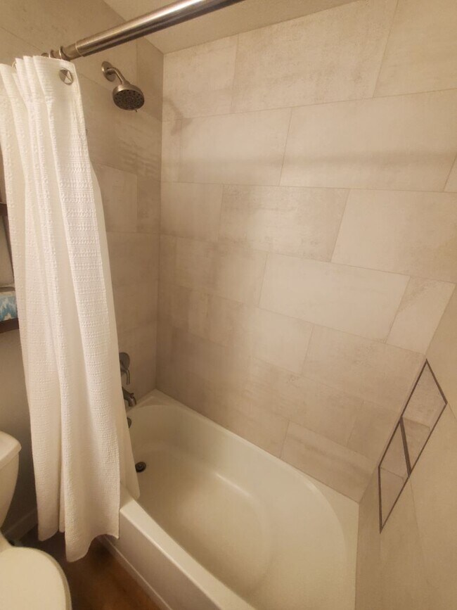 Building Photo - Updated and Spacious 1 Bedroom with Attached Garage!