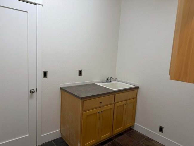 Building Photo - Beautiful 3 bedroom 2.5 bathroom house in a great neighborhood!