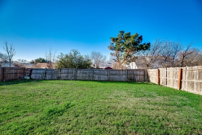 Building Photo - Charming 3-Bedroom Home with 2 Baths in Prime Fort Worth Location